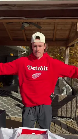 Unbox the new @lululemon & @Fanatics collab with with me 🏒🐙 @NHL gear developed and designed by lululemon 🔥 #lululemoncreator