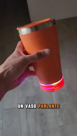 ¿Un vaso con parlante? ¡SI! 😱😱😱 Mandaselo a ese amigo o amiga con el que lo compartirías 💯✔️ #vasos #parlante #previa #bebida #diversión #amigos #amigas #patos #paseodelospatos 