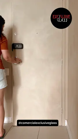 Hoje nossa sala ganhou o toque leve e fluido de um espelho orgânico com detalhe na borda amadeirada da @comercialexclusiveglass e eu vou te contar por que ele é a escolha perfeita!  Com seu formato irregular e suave, ele:  1️⃣ Amplia o espaço sem grandes intervenções.  2️⃣ Quebra a rigidez das linhas retas, criando um visual mais descontraído e natural.  3️⃣ Traz movimento e leveza, fazendo o ambiente parecer mais acolhedor e interessante. Esses detalhes fazem toda a diferença na composição do espaço, especialmente em apartamentos alugados onde cada detalhe precisa ter um grande impacto.  Fiquem de olho nas próximas etapas! 👀👀 Eu tô perdidamente apaixonada por esse espelho e já até imagino o que você está pensando… está querendo um desse também, né?! Clica aqui no @comercialesxclusiveglass deles pra garantir o seu 🙌🏻