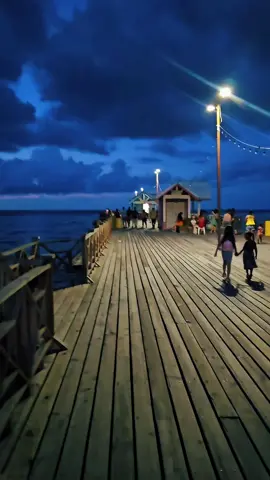 #paisajes #viajes #viaje #hondurasparaelmundo #honduras #ceiba #malecon #noche #samsmith #nottheonlyone 