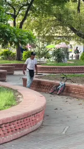 The bicycle breaks 😂 #funnytiktok #funnymoments #prankvideos #pranks #funnyprankvideos #prankvideo #funnypranks #funnyprank