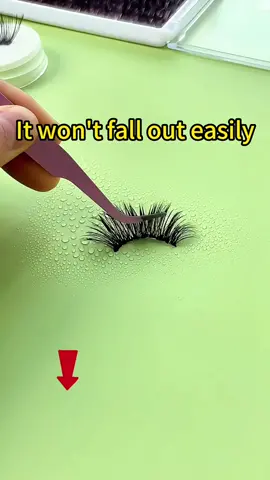 You can see the difference between false eyelashes and not 🥰🥰🥰#fyp #halloweenlook #lashestutorial #eyelashes #TikTokShop #share #eyemakeuptutorial #lashextensions 