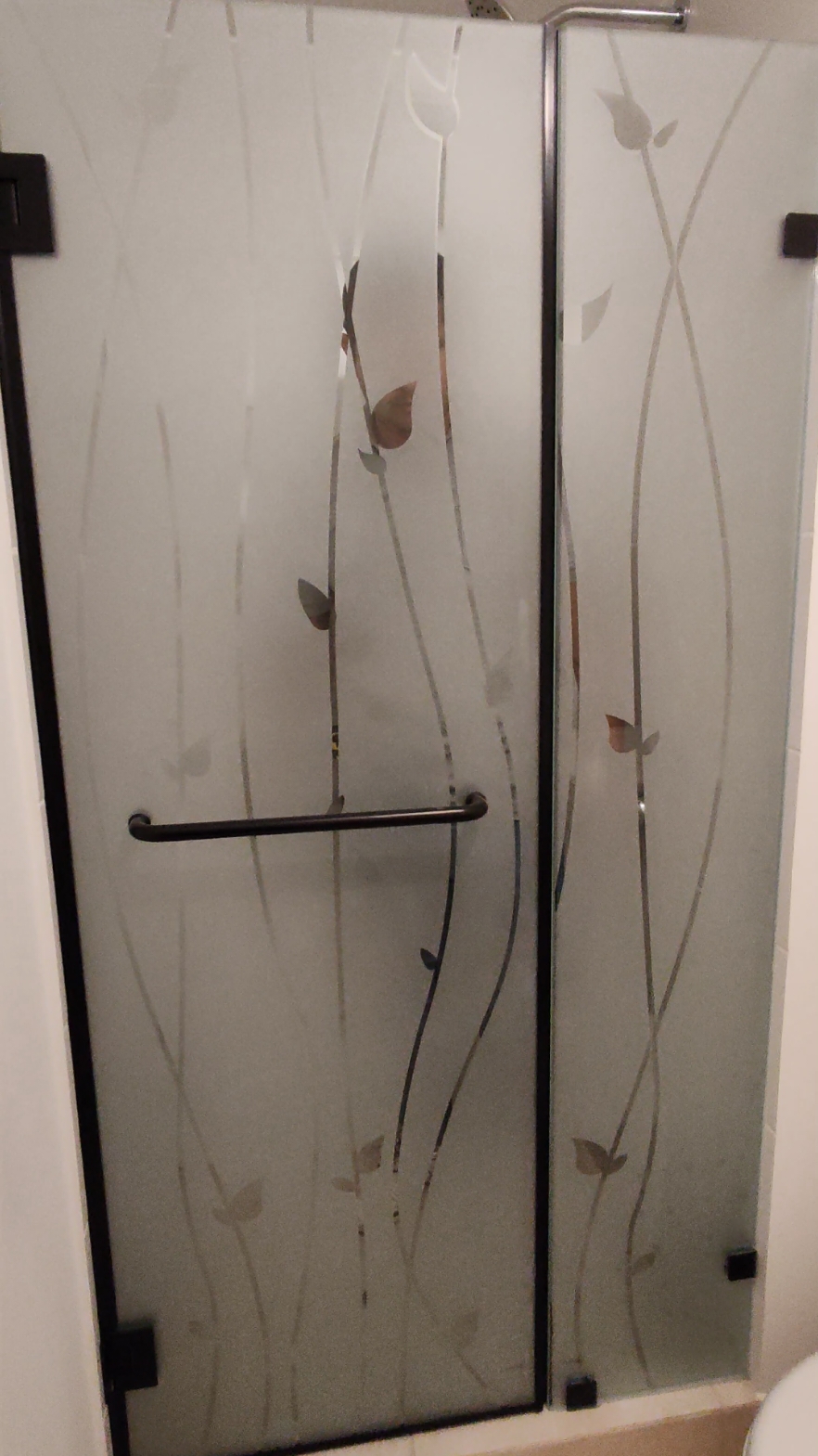 Puerta de ducha modelo Batiente vidrio templado de 8 mm accesorios de acero inoxidable color negro, toallero  #deco #bañosmodernos  #puertabatiente  #puertadeducha  #decoracion #rubiohome #vidrieriarubio #mamparasparaducha 