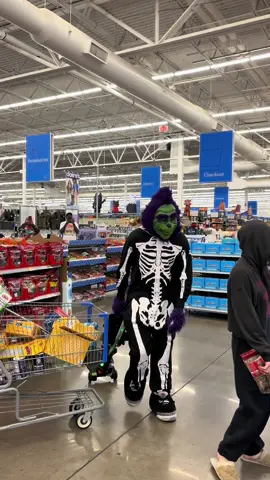 Thriller in Walmart…@Yvng Homie showed out 😂😂😂#walmart #thriller #michaeljackson 