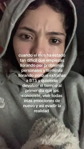 realmente extraño que mi única preocupación sea que algún chico haga vlive, que ya suban el dance practice de halloween o que llegue el army selca day #bts #armybts 