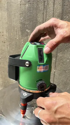 Máy cân bằng laser AKUZA phiên bản mới 2024 có trục xoay 360 độ ứng dụng để thi công cơ điện đi dây, máng cáp, ống dẫn nước, lắp đèn, ốp lát tường, sàn, lắp đặt cửa hàng,.... #maycanbanglaser #akuza #khoanpinduyenha 