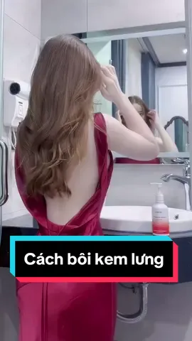 Cách thoa kem body ở vùng lưng cho chị em mới bắt đầu nhé 😍 #kembody #làmđẹp #trắngda #KemBodydưỡngtrắngda 