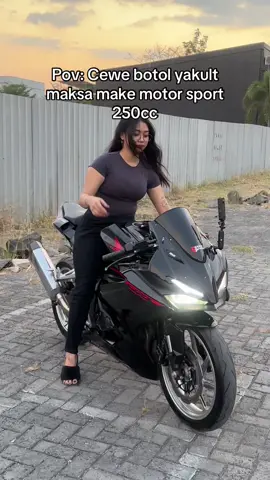 Hahahaha Sengaja pake size sepatu 2 ukuran lebih besar biar bisa nyampe kalo mundurin ttp aja ga kuat😭✌️#cbr250rr #babyrr 