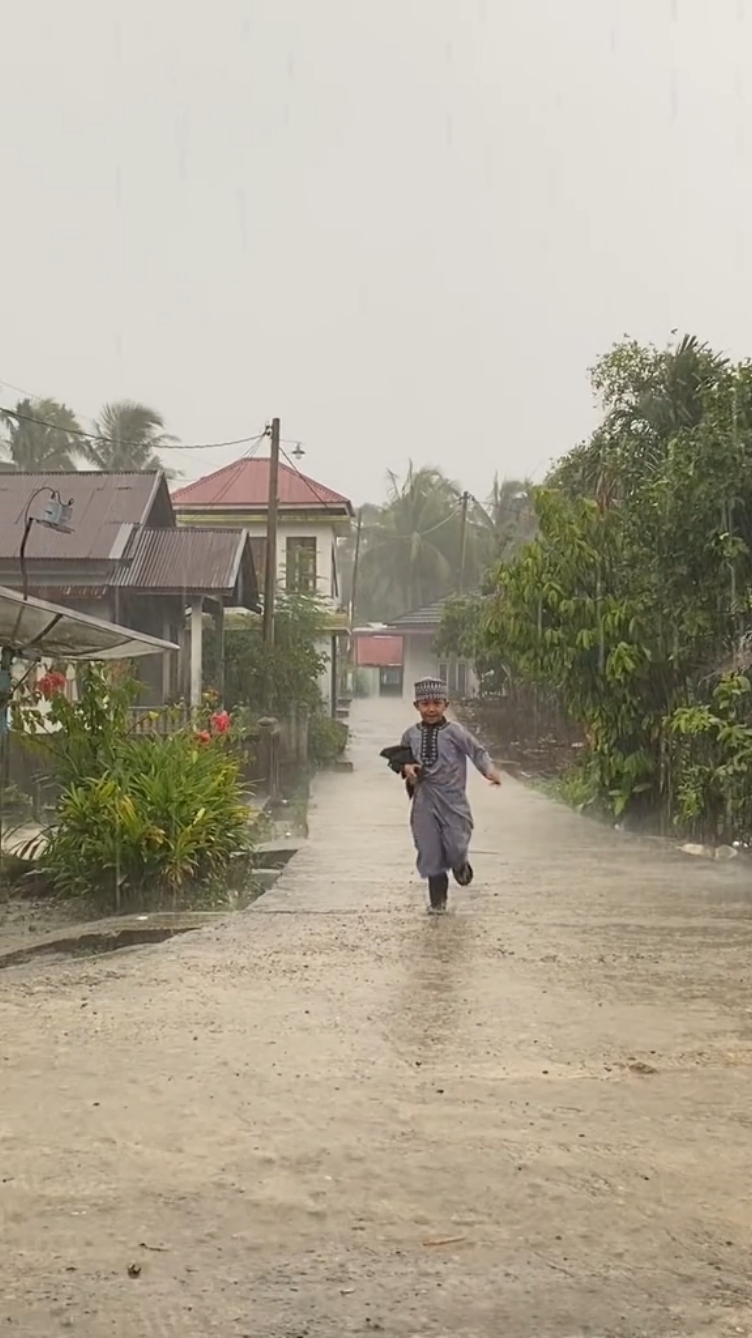 Hujan hujanan saat pulang ngaji ingat zaman dulu