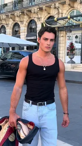 Love is where you find it ! #malemodel #StreetFashion #citybreak #casualstyle 