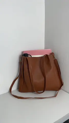 #Totebag  #slingbag  #collegebag  #shoulderbag  #aesthetic  #officebag  #leather  #fyp  #tiktokreco  #engagement #CapCut 