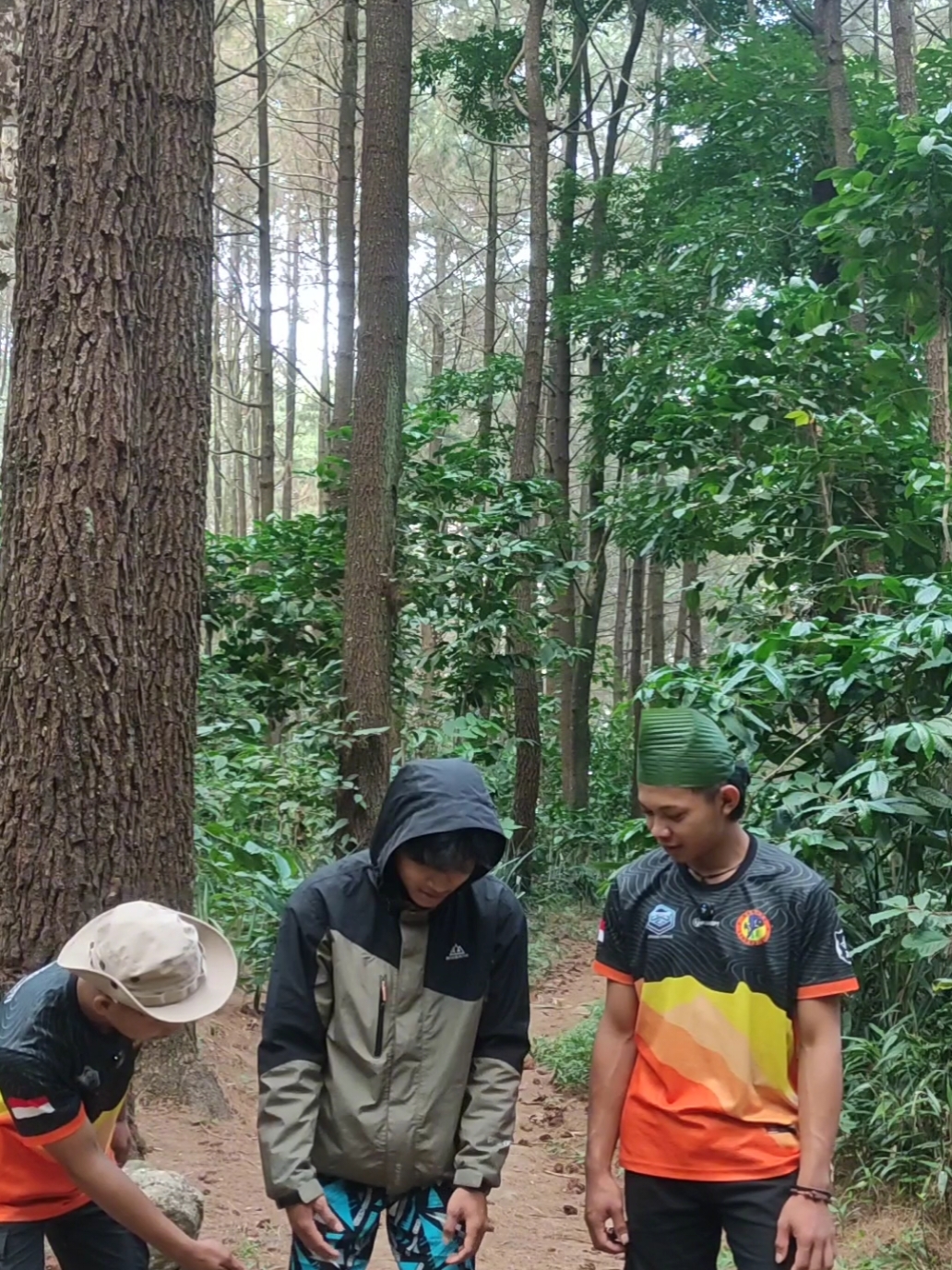 Replying to @12jwppqw Banyak yang bertanya bagaimana cara membuat api unggun di gunung. Faktanya membuat api unggun adalah salah satu larangan yang harus dipatuhi.  Untuk mencegah biar kalian nggak kedinginan pas berada di gunung, terapkan layering sistem yang baik, seperti contoh ini yaa.  #mountain #hike #Hiking #tips #tipsandtricks #layeringoutfits #layeringsystem #skills #rangerlinggajati 