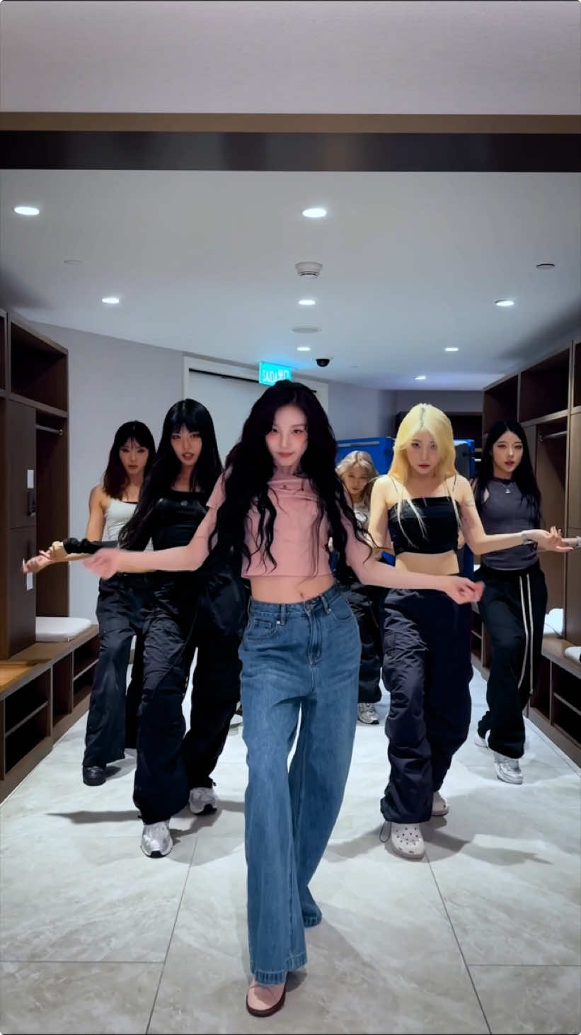 YUQI's city dance! Are playing loud on the radio 📻 YUQI in MACAU #여자아이들 #GIDLE #우기 #YUQI #Radio #YUQI_city_dance 