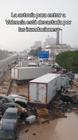 La autovía para entrar a Valencia está devastada por las inundaciones. #valencia #DANA #lluvia #lluviasintensas #lluviasfuertes 