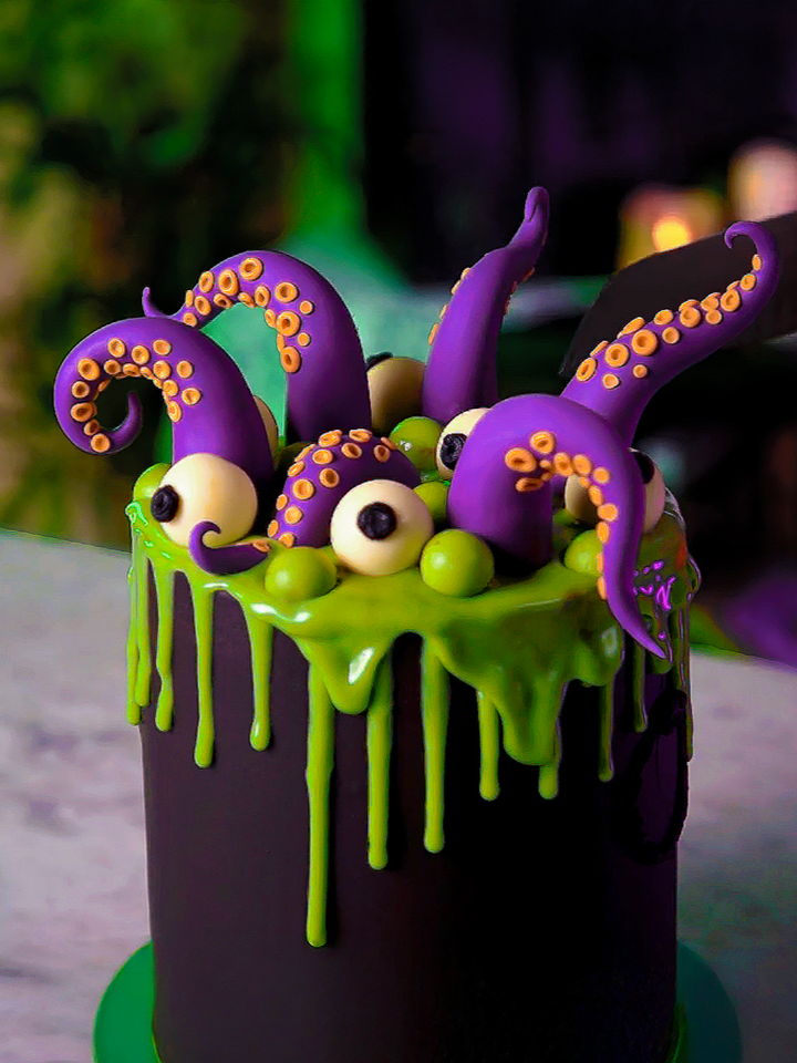On Wednesday's we don't wear pink. We fetch our broomsticks and conjure up a delicious witches caldron cake. It starts with double, double, toil and trouble, and ends with Oreos and Aero Bubbles... Just mind the tentacles! 🐙 Full recipe via link in our bio. #halloweenbaking #mintchocolate #cauldroncake #trickortreat