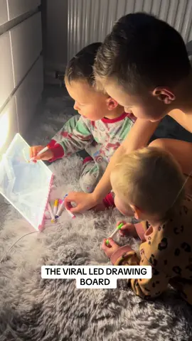 This is the viral LED drawing board and its fantastic #leddrawingboard #drawing #lednoteboard #nightlight #christmasgifts #christmasgiftideas #blackfriday #tiktokmademebuyit 