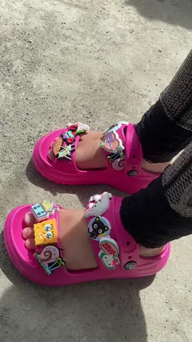 Bagay sa anak mo tu mare! Kaya kung luma na yung tsenilas ni baby mo eh eto na ung sign para mapalitan na kasi deserve naman ng anak natin 🥰💗 #slipperforkids #slippers #slipper #jibbitzcrocs #jibbitz #slipperforbabies #budolfinds #trendingvideo #viralvideos 