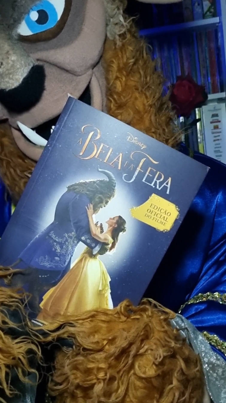 A Fera invadiu a biblioteca para mostrar esse livro incrivel publicado oela @Universo dos Livros que conta a historia oficial do live action de A Bela e a Fera. Aos amantes do filme, voces não podem perder. Bela é uma menina sonhadora que vive em uma pequena cidade provinciana de Villeneuve. Ela tem sonhos de conhecer o mundo e viver aventuras. Apos o sumiço de seu pai, Bela acaba por encontrar a aventura que será a mais fantástica de sua vida. Um castelo cheio de mistério e magia. O que estará por vir? Acompanhe neste novo livro  adaptado por Elizabeth Rudnick. #disney  #disney  #beautyandthebeast #universodoslivros #CapCut 