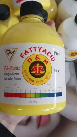 👍Axit béo hỗ trợ hoá chất 1️⃣Chống xót khi nhuộm 2️⃣Giảm mùi hôi amoniac 3️⃣Phục hồi tóc 4️⃣Khoá màu 5️⃣Hạ nồng độ kiềm khi pha với uốn ép 6️⃣Dưỡng chất ngấm sau hơn khi pha với hấp. #myphamtocnamviet #kemduoitocnv #axitbeo 