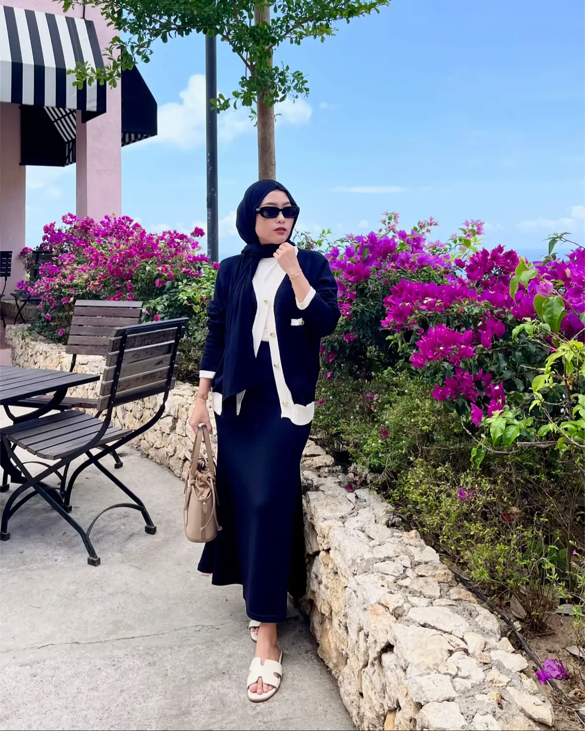 Kesini siang siang berasa mletek kepala saking panasnya 🔥 tapi emang view nya cakep banget setiap sudutnya jg bagus buat foto, saran sih kalo kesini mending sore karna sunsetnya bagus banget ✨😍  #obelixseaview #obelix #jogja #jogjaviral #tripjogja #jalanjalan 