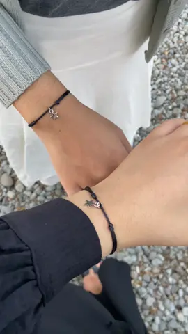 Simple dan lucu nih buat couplean sama bestie kalian🖤🤍 Order cek keranjang kuning🫶 #gelanghitam  #gelangsimple  #gelangcouple  #fyp 