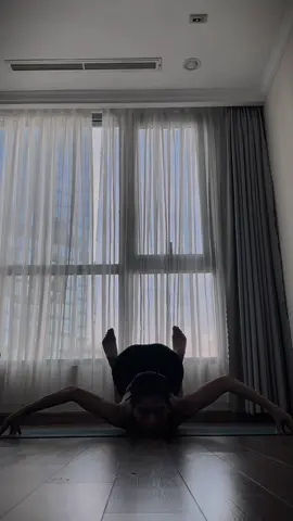 Bắt trend nhện 🕷️, thử đi mấy bà 😁#haloween #yogapose #yogadaily #Lindayoga 