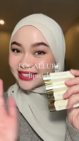 biasanya lipstick kaya gini itu hasilnya matte dan cenderung kering kan yah? nah ini tuh beda karna hasilnya kaya smooth velvety gitu😍‼️ cakepppol💋 #fyp #focallure #lipstick #makeup #lips 