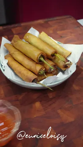 The classic DYNAMITE 🧨 Ingredients: 10-15 pcs Green chilies/Sili sigang 1/4 kg ground pork 1 pc medium red onion Salt and pepper Mozarella/cheddar cheese/processed cheese Lumpia wrapper Sweet chili sauce #dynamite #Filipino #Filipinofood #meryenda #snackideas #cooking #homemade #euniceloisss #Foodie #foodieph
