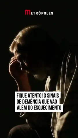 🧠 A perda da memória é um #sintoma bem conhecido da #demência. O esquecimento do nome de um parente ou de um fato recente são observados com frequência entre as pessoas que vivem com a condição, mas existem outros comportamentos que também podem indicar o declínio do #cérebro. Estudos mostram que a alteração na velocidade da fala e da caminhada e a piora no senso de direção também podem ser sinais precoces de demência e merecem uma investigação médica. A demência é caracterizada pelo declínio cognitivo e/ou alterações comportamentais (neuropsiquiátricas) importantes o suficiente para interferir nas atividades de vida diária do paciente e em sua independência, sendo mais comum em idosos. O Alzheimer e a demência vascular são as principais formas de demência no idoso, correspondendo a cerca de 80% a 90% dos casos, de acordo com o Ministério da Saúde. Entretanto existem outras formas, como as dos corpos de Lewy e a frontotemporal. Um estudo feito na Universidade de Toronto, no Canadá, mostrou que a diminuição do ritmo da fala pode ser um indicativo precoce e importante da saúde do cérebro em adultos. Na pesquisa, 125 adultos saudáveis, com idades entre 18 e 90 anos, passaram por testes para avaliar a capacidade de reconhecer imagens, nomeá-las e descrevê-las. Os pesquisadores descobriram que a habilidade de encontrar palavras para se comunicar piorava naturalmente com a idade, mas esse problema não indicava um declínio cognitivo relacionado à demência. Por outro lado, a fala lenta foi associada a funções cerebrais mais fracas, indicador crucial da saúde do cérebro. Mudanças no ritmo de uma pessoa ao caminhar também podem ser um indicador precoce de demência, como mostrou pesquisa publicada na revista científica Jama Network, em 2022. À medida que a capacidade cognitiva diminui, o pensamento fica mais lento e os pacientes demoram mais para pensar sobre para onde estão indo e o que devem fazer para contornar objetos – além disso a própria execução dos movimentos fica mais lenta. A piora no senso de direção é outro sinal bastante recorrente do Alzheimer. #tiktoknotícias