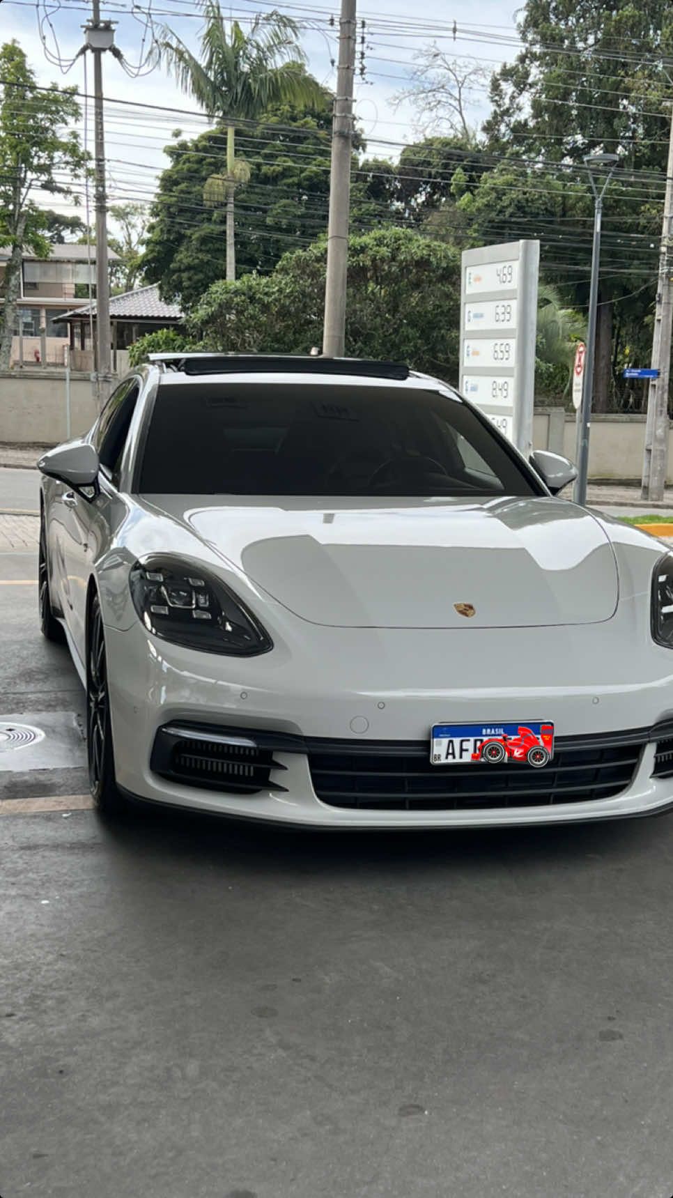 🏎️ Porsche Panamera 🔹 Motor: 2.9L V6 ou 4.0L V8 Biturbo (versões híbridas disponíveis) 🔹 Potência: Até 690 cv (Turbo S E-Hybrid) 🔹 0-100 km/h: Em torno de 3,1 segundos (Turbo S E-Hybrid) 🔹 Tração: Integral ou traseira (dependendo da versão) 🔹 Transmissão: Automática de 8 marchas (PDK) 🔹 Design: Elegância esportiva com linhas aerodinâmicas e detalhes sofisticados 🔹 Tecnologia: Cockpit digital, assistentes de direção e sistema de som premium Burmester O Panamera traz o equilíbrio perfeito entre luxo e performance para qualquer estrada! 🚀 #porche #panamera #supercarros