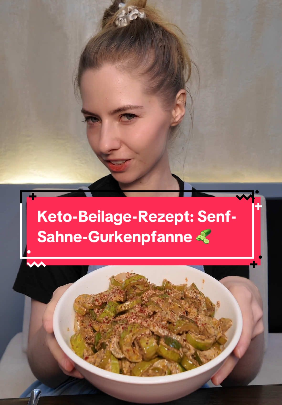 Keto-Beilage-Rezept: Senf-Sahne-Gurkenpfanne 🥒🥄 Perfekt für deine Keto Diät und ketogene Ernährung! Das Rezept stammt von einem Ketolini. 👶 Zutaten für 3 Portionen: 600-800 g Gurken 1 EL Butter 150 ml Sahne 1 EL Senf (mittelscharf oder nach Geschmack) 1 EL Tomatenmark Salz und Pfeffer nach Geschmack 1 TL getrockneter Thymian (oder frisch) Zubereitung: 1. Gurken vorbereiten: Die Gurken waschen, längs halbieren und die Kerne mit einem Löffel herauskratzen. Dann die Gurken in etwa 1 cm dicke Halbmonde schneiden. 2. Gurken andünsten: In einer Pfanne die Butter schmelzen lassen und die Gurkenhalbmonde darin bei mittlerer Hitze ca. 5 Minuten andünsten, bis sie etwas weich sind, aber noch Biss haben. 3. Sauce zubereiten: Sahne, Senf und Tomatenmark zu den Gurken in die Pfanne geben. Alles gut verrühren, sodass sich die Zutaten gleichmäßig verteilen. 4. Würzen: Mit Salz, Pfeffer und Thymian abschmecken. Die Sauce bei mittlerer Hitze einreduzieren lassen, bis sie leicht eindickt (ca. 5-7 Minuten). 5. Servieren: Die Senf-Sahne-Gurkenpfanne heiß servieren. Sie passt wunderbar als Beilage zu Fleischgerichten oder als leichtes Hauptgericht. Tipp: Wer es schärfer mag, kann noch eine Prise Chili hinzufügen. ⚠️SPEICHER das Rezept unbedingt, denn es rutscht im Feed immer weiter nach unten und du wirst es suchen müssen. 😮 ❤️ VERGISS NICHT mir für mehr Keto Rezepte, Keto Mealprep, Keto Frühstück Rezepte und alles rund, um deine Keto Diät auf deutsch zu folgen. 🫂 #ketorezepte #ketobeilage #ketodiät #ketogeneernährung #ketolinis