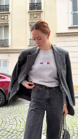 Say Oui Oui à la vie 🇫🇷 !  Our « Oui Oui » sweatshirt embodies authenticity and a positive attitude. With its minimalist design and ultimate comfort, it’s perfect for those who want to express their love for the City of Light.  Whether you’re strolling down cobblestone streets or sipping coffee on a terrace, this sweatshirt  will accompany you everywhere with elegance. Available now – link in bio! 🖤 #frenchabroad #ParisianCharm #OuiOui #frenchstyle #frenchstyle #parisoutfits #parissouvenirs #frenchsouvenirs 