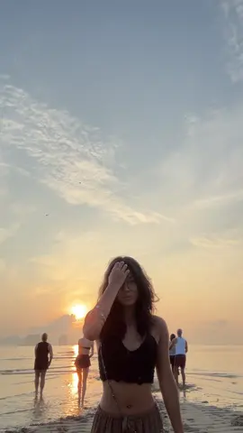 em meio ao caos, fazendo tai chi em uma ilha remota da tailândia