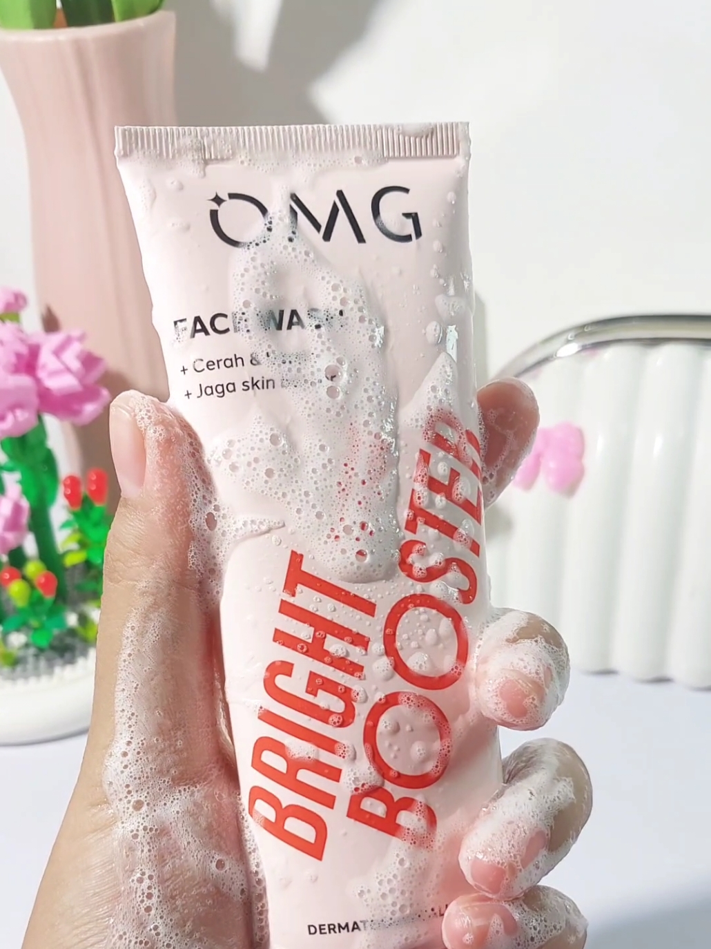 facewash dengan 10X bright booster dari @itsomgbeauty  teksturnya lembut dan ga bikin muka ketarik🌸 #facewash #omg #ohmyglam #ugccontentcreator #UGC  #brightbooster 