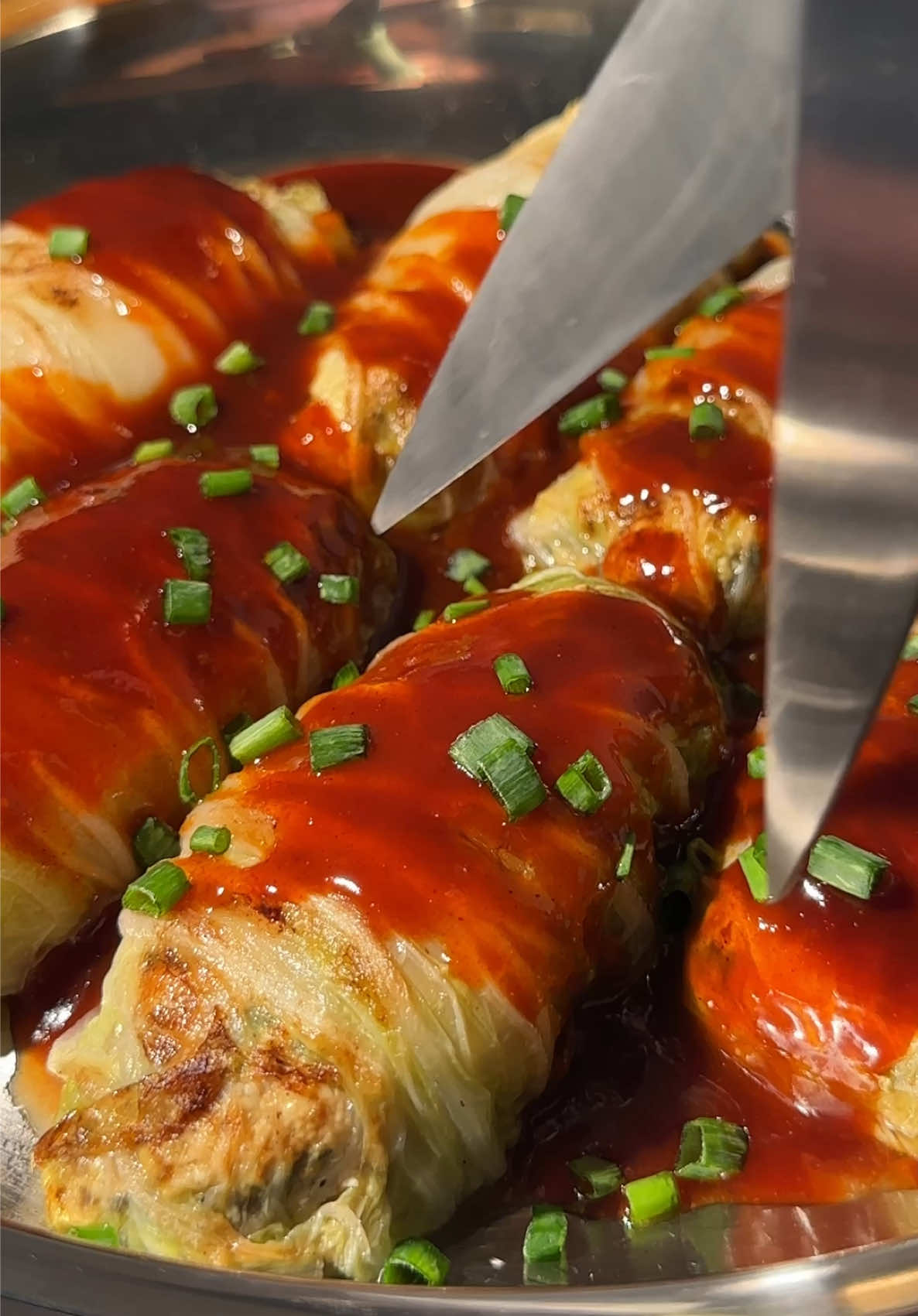 unpopular opinion: scissors cut better than knives Now that we got this out of the way, let’s talk food. These gochujang glazed Napa cabbage rolls are not only delicious, but also healthy, high in protein and completely vegan!  The full recipe for these beauties is on my blog itsvegansis.com → link in bio! . . . . . #cabbage #spicy #snacks #healthyfood 