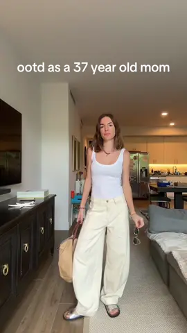 I’m in love with this jean! It’s incredibly comfy and stylish at the same time! 🤍💛 #momoutfit #momstyle #OOTD #outfitinspo #outfitideas #outfitoftheday #fyp #fypシ #jeans #tiktokshopblackfriday #tiktokshopcybermonday 