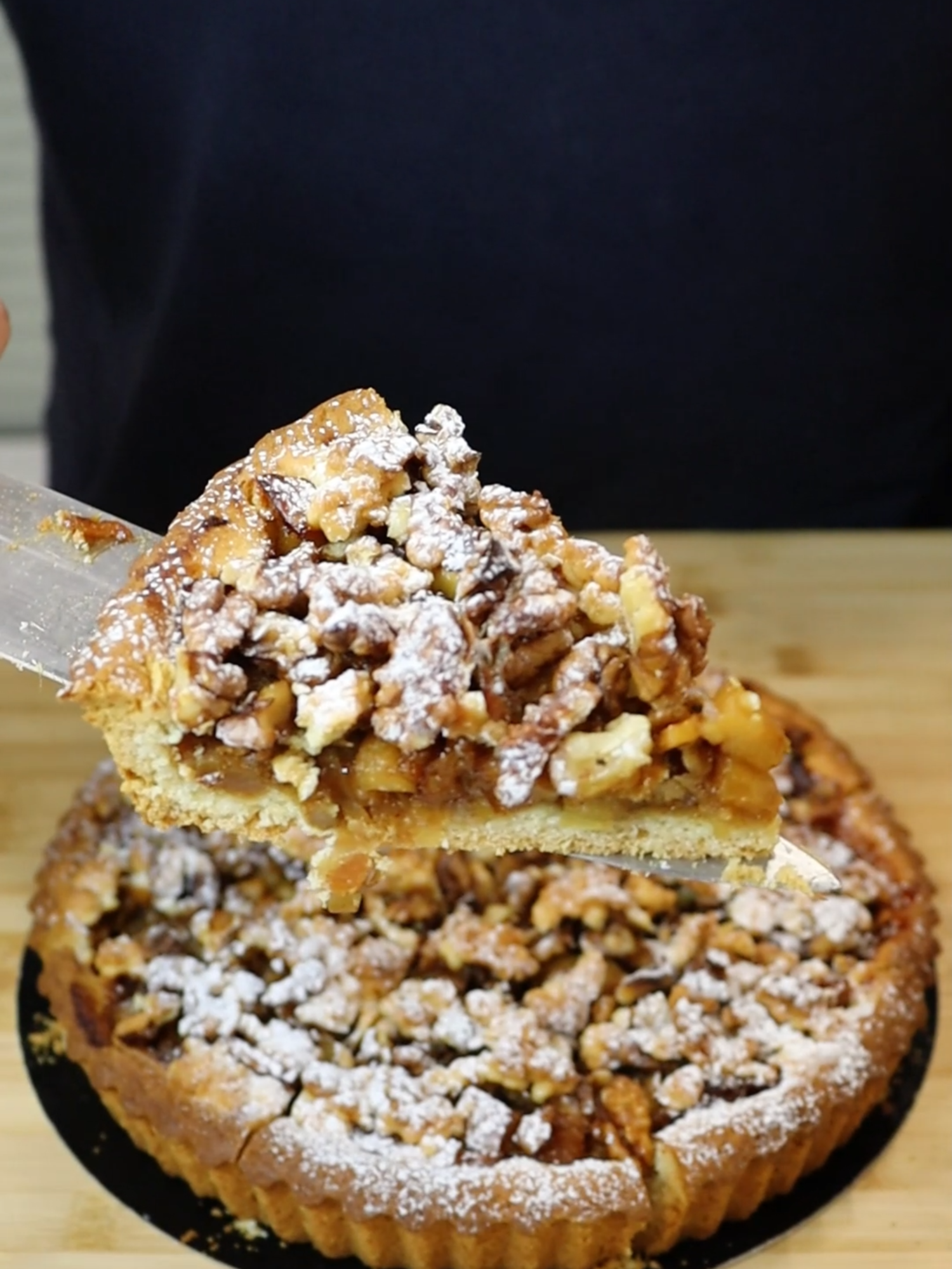 Une recette originale aux pommes à ajouter dans ton livre de recette : Une magnifique tarte aux pommes caramélisées parsemée de noix ! #tarte #caramel #noix #pommes #recettefacile #recetterapide #recettesimple #tiktokfood #food #patisseriekiltac #pourtoi