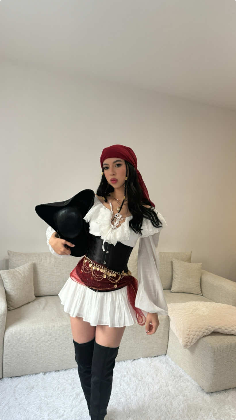 My name is Captain Jack Sparrow🖤 Todo es de @SHEIN @SHEINUS ❤️ ✨Les deje un video donde les muestro donde consegui cada pieza para este disfraz✨ #fyp #halloween #viral #pirate #costume 