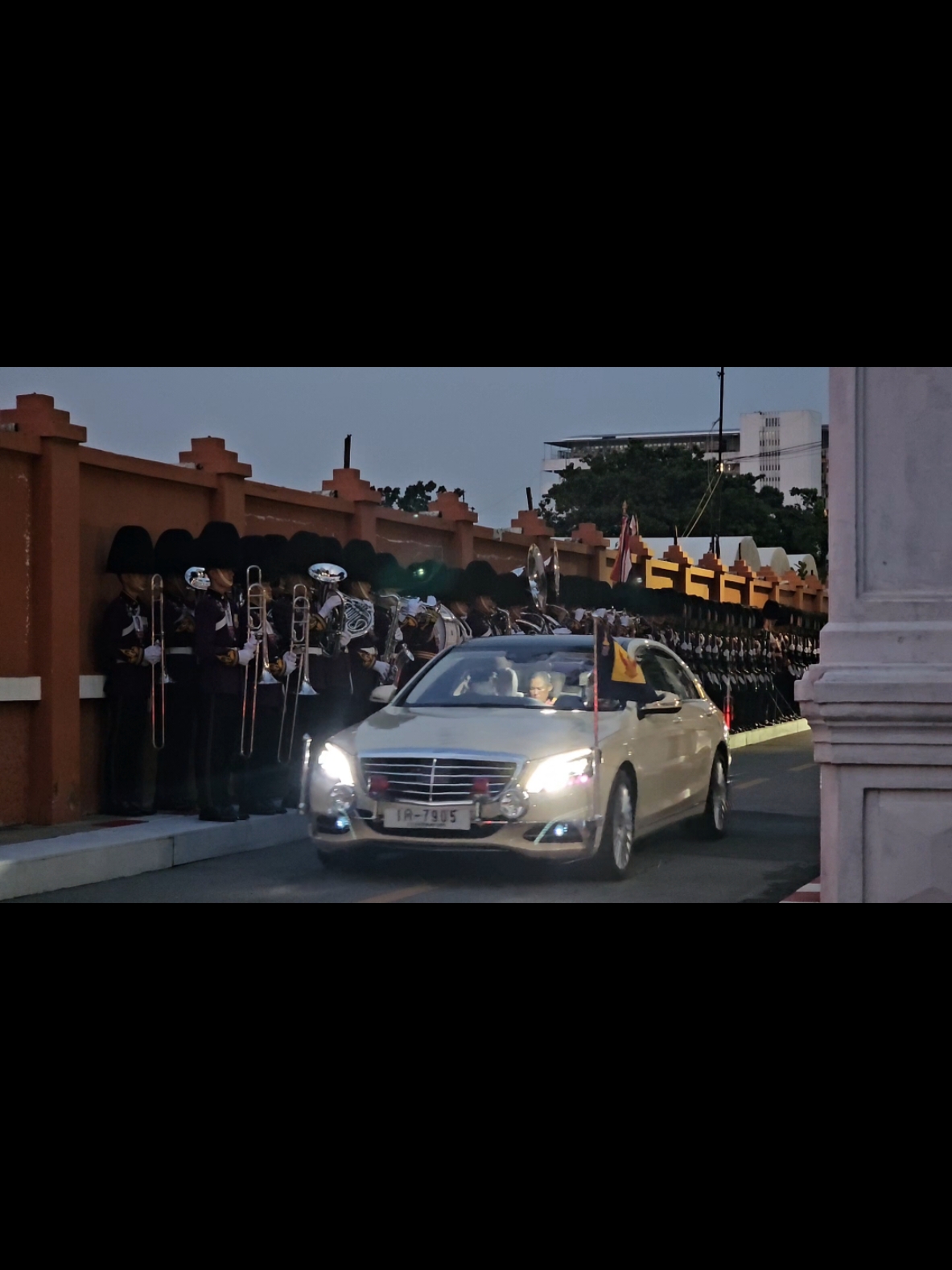 หมวดโยธวาทิตปฏิบัติภารกิจ กองทหารเกียรติยศ รับ - ส่งเสด็จสมเด็จพระกนิษฐาธิราชเจ้า กรมสมเด็จพระเทพรัตนราชสุดาฯ สยามบรมราชกุมารี เสด็จพระราชดำเนินแทนพระองค์ ไปทรงบำเพ็ญพระราชกุศลถวายผ้าพระกฐิน พุทธศักราช ๒๕๖๗ ณ วัดราชประดิษฐสถิตมหาสีมาราม  ๓๐ ตุลาคม  ๒๕๖๗ #สรรเสริญพระบารมี #กรมดุริยางค์ทหารบก #วงโยธวาทิต #กองทหารเกียรติยศ #กฐินหลวง #รับเสด็จ 