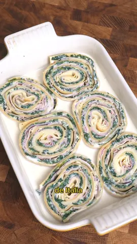 🌀éstos son los primos italianos de los cinnamon rolls, y se van a convertir en tu nuevo plato de pasta favorito 😎 ✔️ingredientesssss -Pasta: * 125 g de harina de trigo de fuerza (triple 0) * 125 g de semolina de trigo * Pizca de sal * 1 huevo * 4 yemas -Relleno ricotta: * 250 g de ricotta * 300 g de brotes de espinacas * 7 hojas de albahaca fresca * 1 manojo de perejil * Aceite de oliva virgen extra * 50 g de parmesano * 1 huevo (L) * Sal * Pimienta negra -Tomate: * 2 dientes de ajo * Media cucharadilla de peperoncino * 2 tallos de albahaca * Una cucharada de concentrado de tomate * Lata de 800 gramos de tomates pelados * 1 corteza de parmesano (opcional) * Sal -Bechamel: * 50 g de mantequilla sin sal * 50 g de harina * 700 ml de leche entera * Nuez moscada al gusto #pasta #lasaña #Receta #recetafacil #recetas #recetasfaciles #pasta #cocina #cocinar #comida #comer 