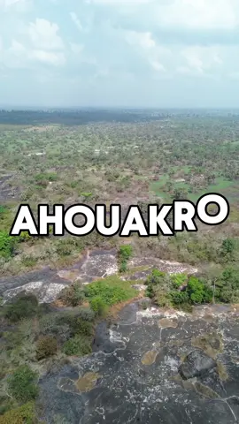 Pour ceux qui ne connaissent pas, la localité d’Ahouakro est située à 1H50 min de route environ, dans la region de l’Agneby Tiassa. Ahouakro est aussi classée comme parc archéologique et géologique, offrant une riche biodiversité avec sa faune et sa flore typiques de la région.  . #ahouakro #travel #cotedivoire #voyage #visiter #touroperator 