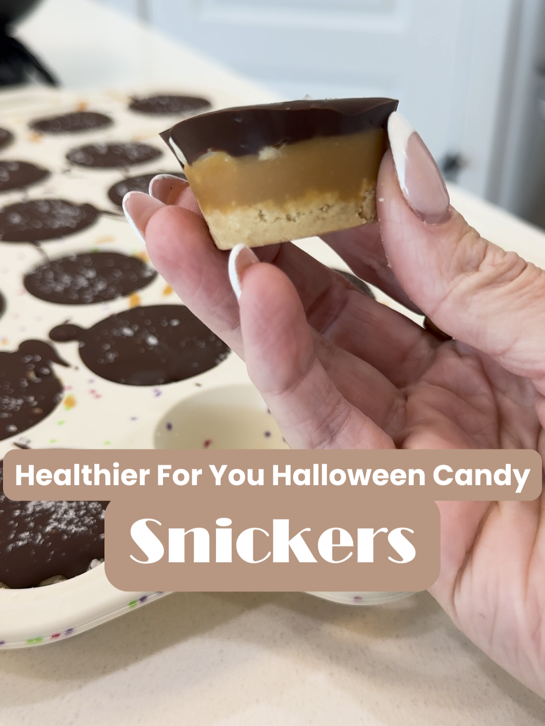 These kind of swapouts were key in my 100lb weightloss journey. #halloween #healthydesserts #healthydessert #healthydessertrecipes #healthycandy #copycatrecipe #halloweencandy #halloweenrecipes #halloweenrecipe #weightlossrecipes #whatieat #dairyfree #glutenfree #refinedsugarfree #dairyfreedessert #glutenfreerecipes #glutenfreedessert #refinedsugarfreetreats #dairyfreetreats