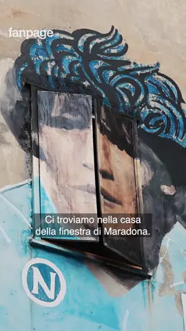 Il Murales di #Maradona ai Quartieri Spagnoli è ormai conosciuto in tutto il mondo. Dopo la morte di Diego è aumentato il pellegrinaggio verso all'altarino ma quell'immagine che viene fotografata e venerata da tifosi e non ha creato non pochi problemi a chi abita nella casa della celebre finestra del murale. Abbiamo raccolto la loro testimonianza: 