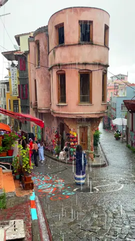 Eski Balat sokaklarında, yağmurun damlalarıyla yıkanan bu güzel ev, geçmişin hikayelerini fısıldar. Bir zamanlar çocuk kahkahaları ve komşu sohbetleriyle dolup taşan sokaklarda şimdi yağmur, zamanın izlerini taşıyan duvarlara şefkatle dokunuyor. Renkli cumbaları ve çatısındaki yosunlar, evin geçmişini anlatan birer sır gibi. Bu büyüleyici anı TikTok’ta paylaştıktan sonra detaylı adres bilgisi için Instagram hesabımı takip etmeyi unutmayın: Keyif_art!