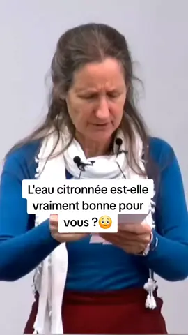 Barbara explique ce qui se passe si vous buvez de l'eau citronnée 