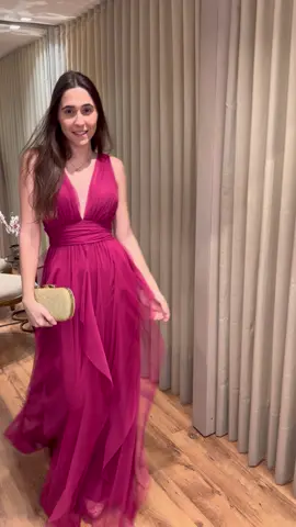 O vestido fúcsia de tule possui um decote em V profundo com a cintura bem marcada. Sua saia tem camadas leves e esvoaçantes que vão dar movimento ao caminhar 🩷✨ #vestido #vestidongo #vestidodetule #vestidolongotule #vestidofucsia #formanda #madrinha #casamento #formatura #debutante #madrinha #dress #partydress #tagarelaloja #tagarelaoficial