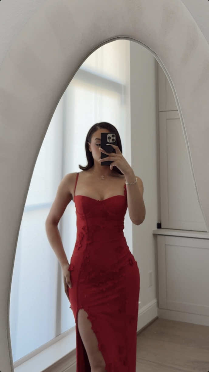 headed to the grocery store but needed my Glow Out first cause duhhh @Kérastase #KerastaseGlowOut #ElixirUltime #KerastasePartner #ShinyHair @sephora 