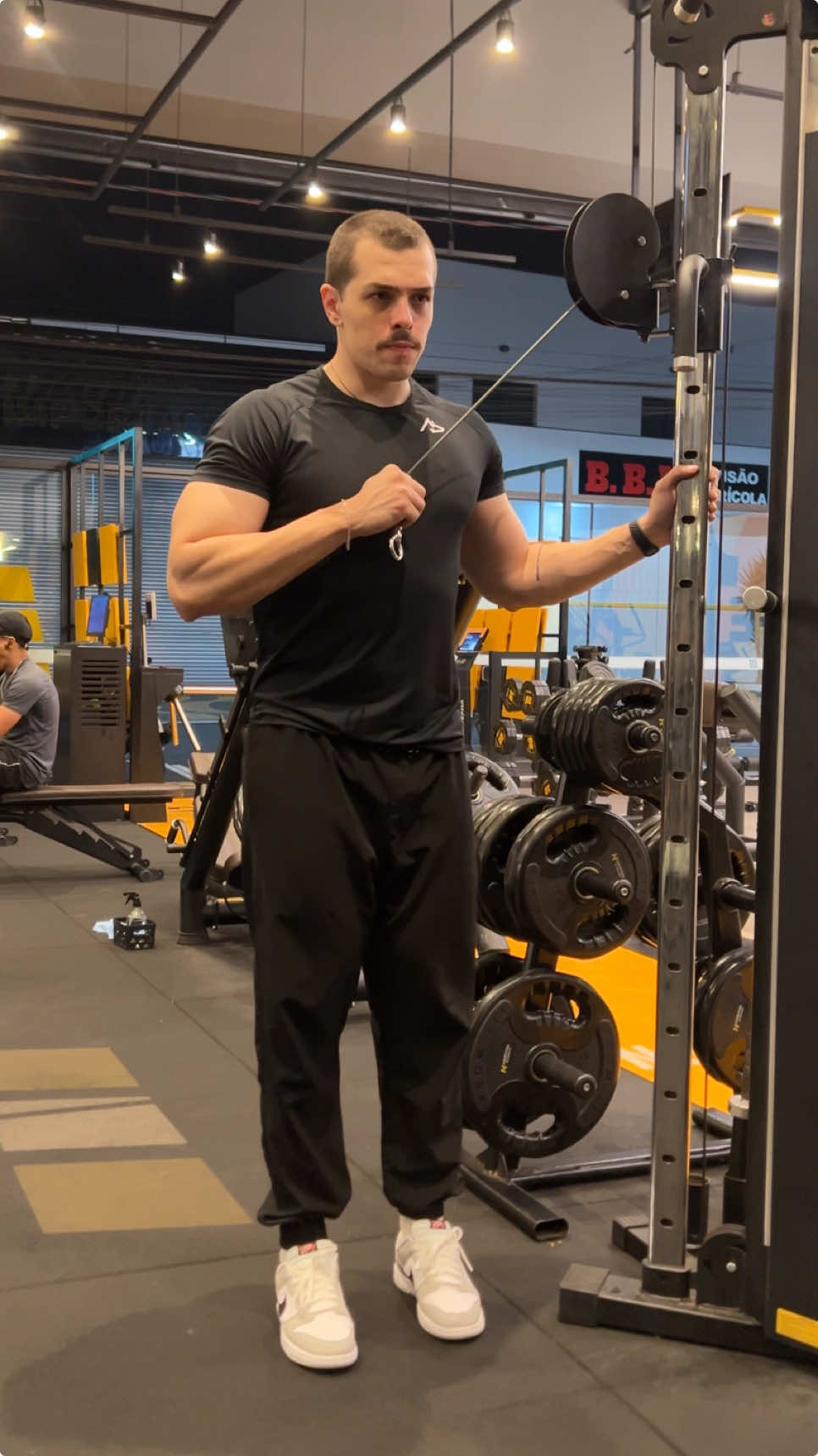 Faça esses ajustes para sentir de verdade seu tríceps durante a execução do tríceps unilateral na polia. Aproveita e já me segue para mais dicas como essa . . . . . #academia #dicasdetreino #triceps