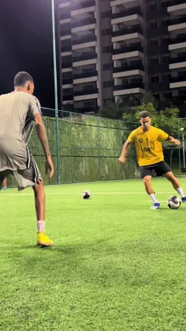 Tutorial desse drible absurdo ⚽️🔥 #viral #futebol #jogador #dribles #drible #skills #tutorial #foryou #fy 