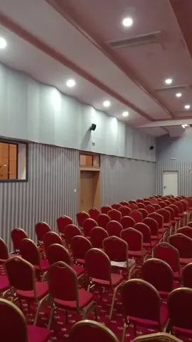 **Présentation de notre salle des séminaires** Nous sommes ravis de vous accueillir dans notre salle des séminaires, un espace moderne et polyvalent conçu pour répondre à tous vos besoins professionnels. Avec une capacité d'accueil de 300 personnes en configuration théâtre, notre salle est idéale pour organiser des conférences, des ateliers, des formations et des événements d'entreprise. Équipée des dernières technologies audiovisuelles, notre salle garantit une expérience de qualité pour tous les participants. Que ce soit grâce à un système de sonorisation performant ou des projecteurs haute définition, nous veillons à ce que chaque présentation soit un succès. L’aménagement de la salle peut être adapté en fonction de vos besoins spécifiques, et notre équipe est là pour vous accompagner dans la planification de votre événement. De plus, nous proposons des services additionnels tels que la restauration, des pauses café et du matériel de soutien pour que votre séminaire se déroule sans accroc. Nous vous invitons à découvrir cet espace qui allie confort, fonctionnalité et esthétique, parfait pour vos rencontres professionnelles. Pour plus d'informations ou pour réserver, n’hésitez pas à nous contacter. Nous serons ravis de vous aider à réaliser un événement mémorable ! ☎️ 0770331401 📧 Commercial.plazaoran@gmail.com